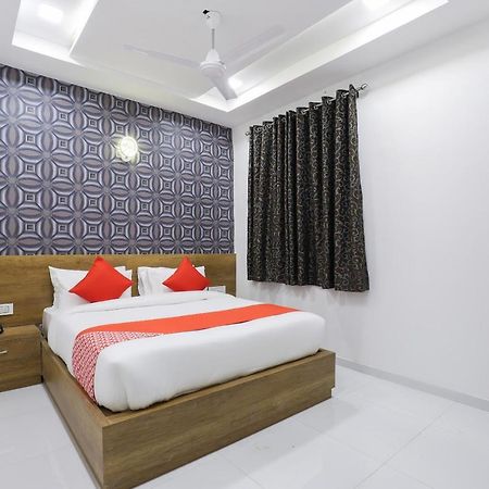 Oyo 49805 The Midway Sky Hotel Gandhinagar Exterior foto
