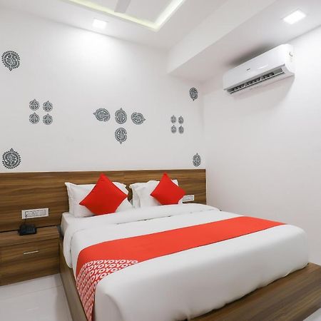 Oyo 49805 The Midway Sky Hotel Gandhinagar Exterior foto