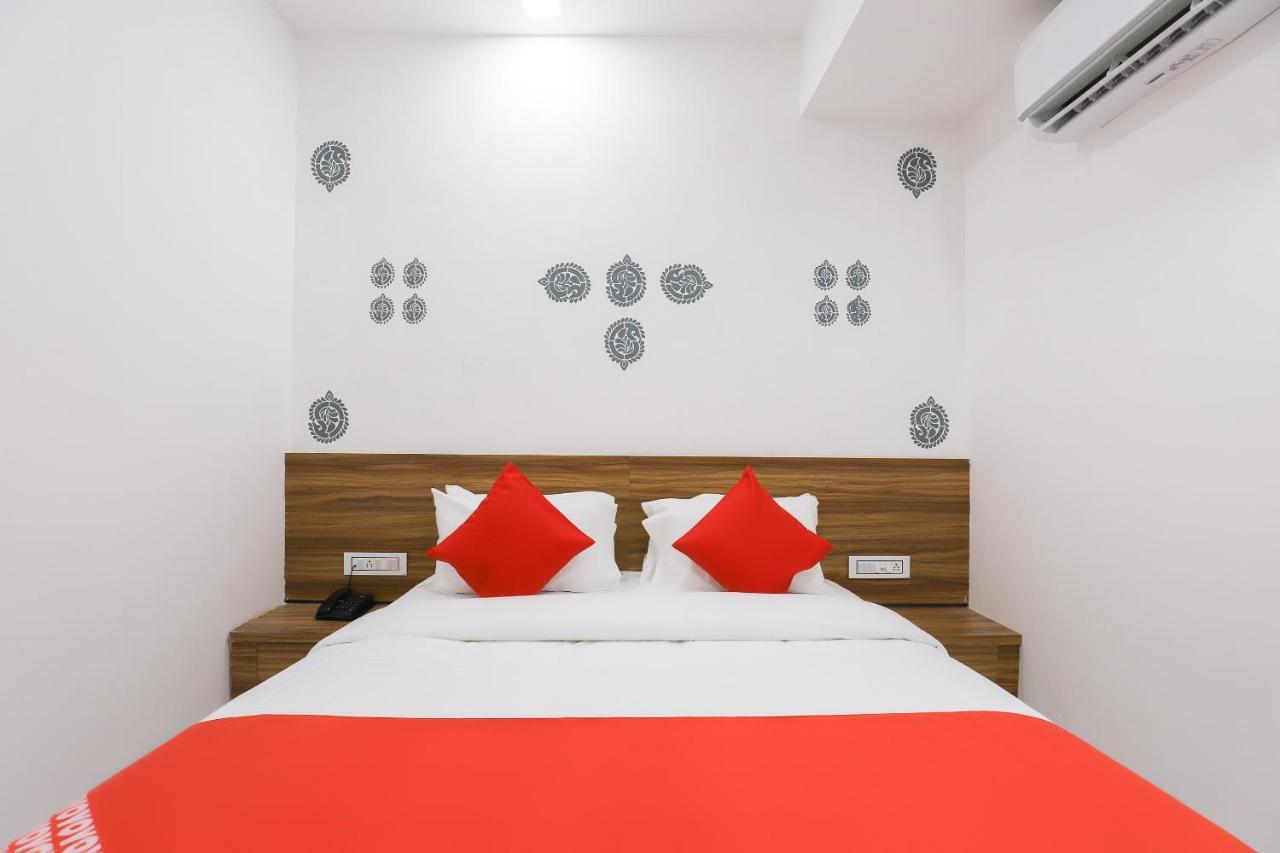 Oyo 49805 The Midway Sky Hotel Gandhinagar Exterior foto
