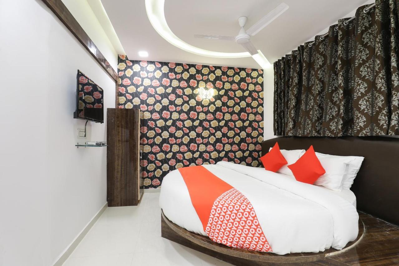 Oyo 49805 The Midway Sky Hotel Gandhinagar Exterior foto