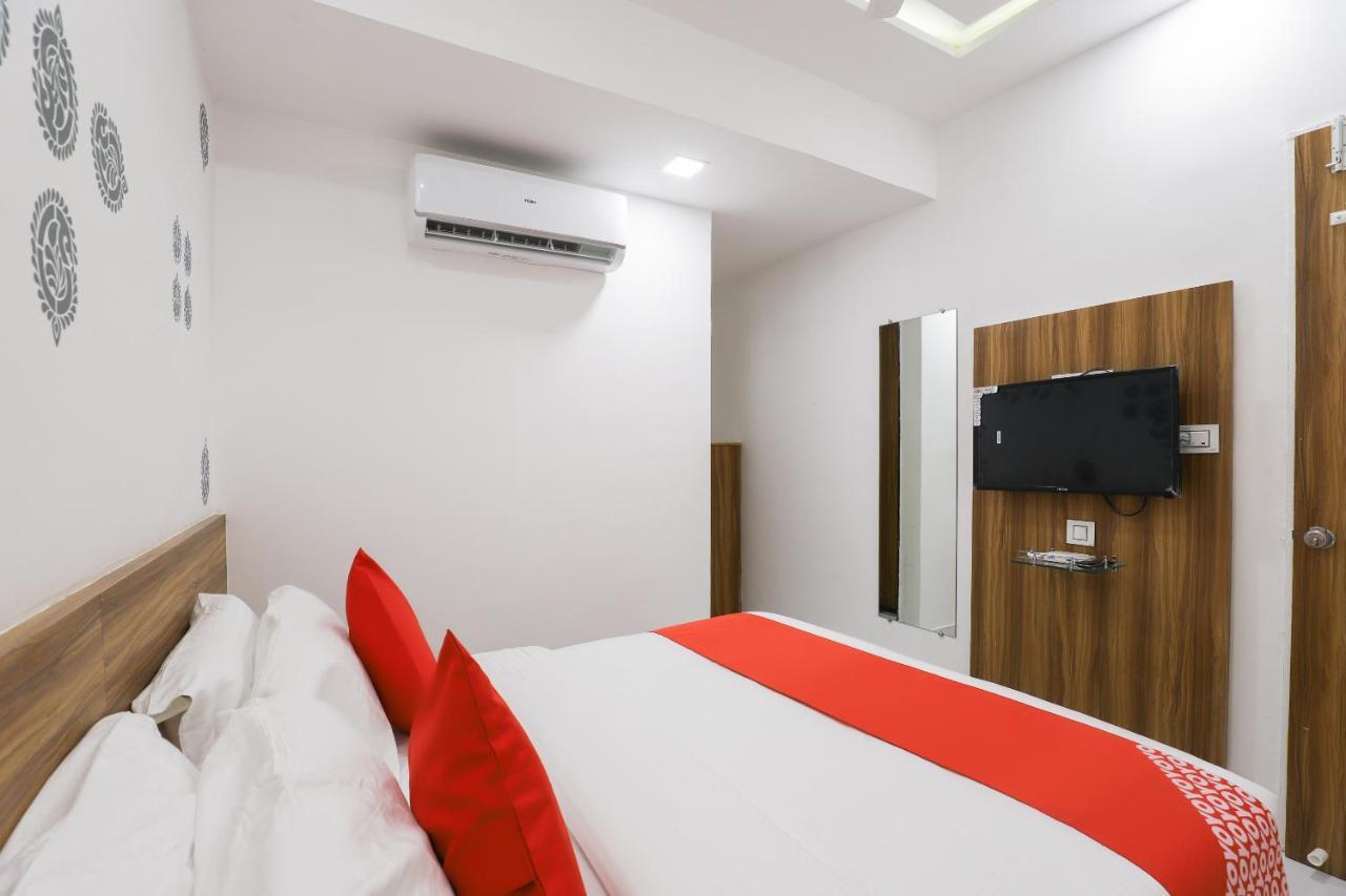 Oyo 49805 The Midway Sky Hotel Gandhinagar Exterior foto