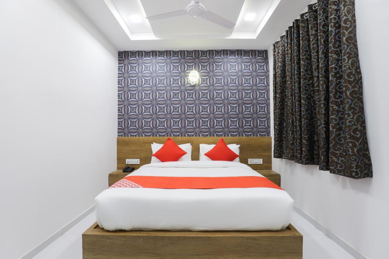 Oyo 49805 The Midway Sky Hotel Gandhinagar Exterior foto