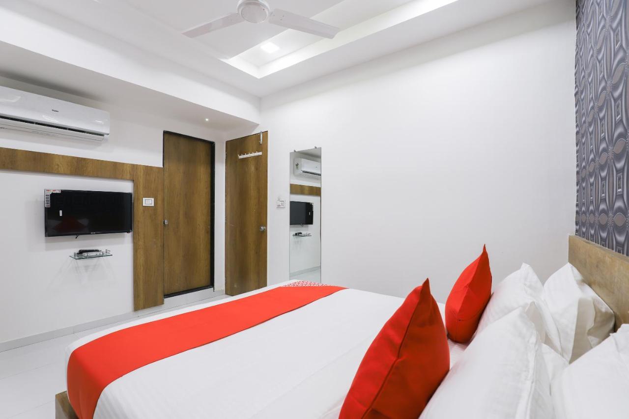 Oyo 49805 The Midway Sky Hotel Gandhinagar Exterior foto